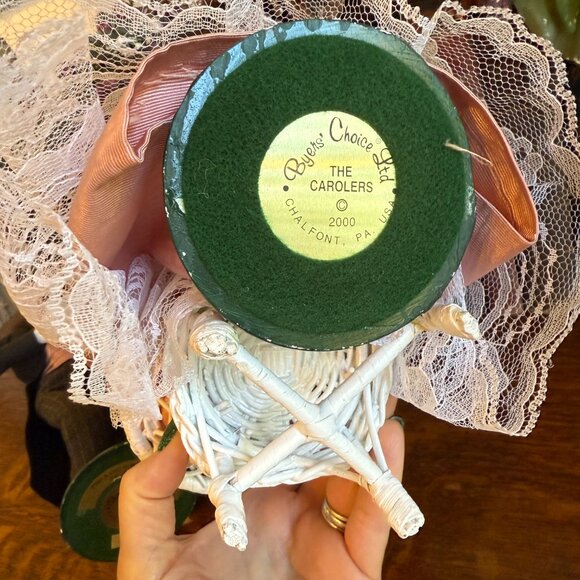 2000 Buyer's Choice Victorian Carolers - Picture 4 of 17